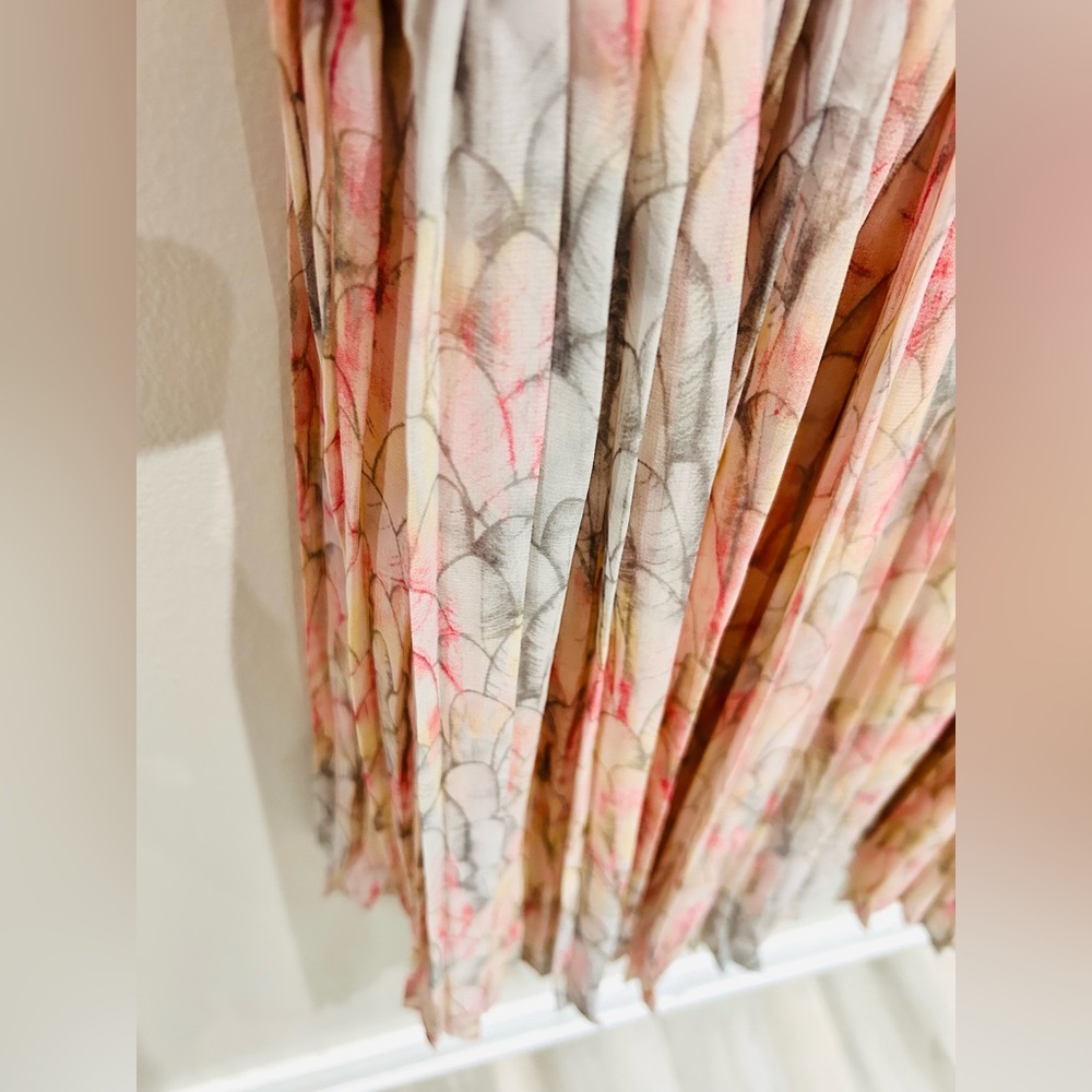 Pastel Pleated Short Dress with V-Neck- Size 8- label tag was removed - Picture 7 of 12